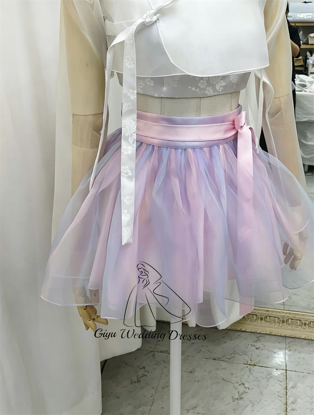 Modern Korean Lifestyle - ชุดฮันบกเกาหลีสมัยใหม่สำหรับผู้หญิง 2 ชิ้น ผ้าทูลไล่เฉดสี ชุดมินิเดรสสำหรับถ่ายภาพงานแต่งงานสไตล์เกาหลี ชุดฮันฟูแบบตะวันออก